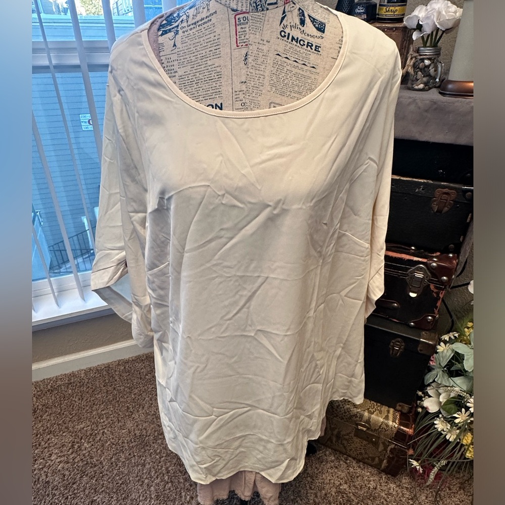 NWT-Beautiful BloomChic Cream Colored Classy Top. Size: 22-24